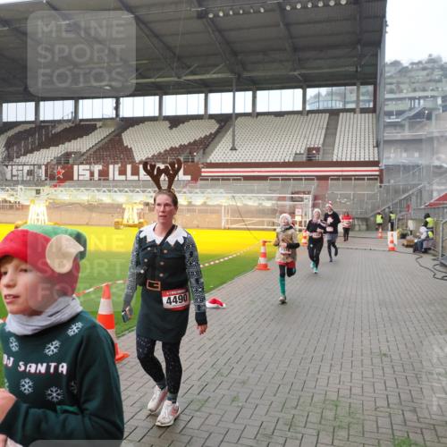 07.12.2025 - St. Pauli X-Mass-Run No. 15 Fabian Wolf http://msf.ph/oto/9366599 07.12.2025 10:20:39 Ziel 392, 447, 452, 461, 478, 1016, 1076, 1466, 2187, 3473, 3832, 4490, 4517 meine-sportfotos.de