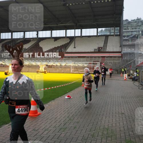07.12.2025 - St. Pauli X-Mass-Run No. 15 Fabian Wolf http://msf.ph/oto/9366605 07.12.2025 10:20:40 Ziel 392, 447, 452, 461, 478, 1016, 1076, 1466, 2187, 3473, 3832, 4490, 4517 meine-sportfotos.de