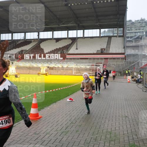 07.12.2025 - St. Pauli X-Mass-Run No. 15 Fabian Wolf http://msf.ph/oto/9366607 07.12.2025 10:20:40 Ziel 392, 447, 452, 461, 478, 1016, 1076, 1466, 2187, 3473, 3832, 4490, 4517 meine-sportfotos.de