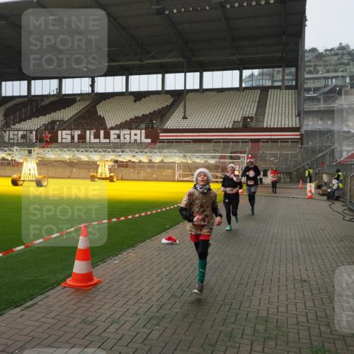 07.12.2025 - St. Pauli X-Mass-Run No. 15 Fabian Wolf http://msf.ph/oto/9366610 07.12.2025 10:20:40 Ziel 392, 447, 452, 461, 478, 1016, 1076, 1466, 2187, 3473, 3832, 4490, 4517 meine-sportfotos.de