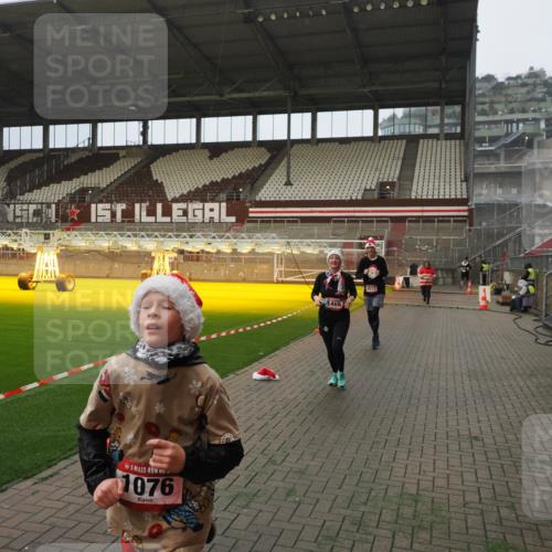 07.12.2025 - St. Pauli X-Mass-Run No. 15 Fabian Wolf http://msf.ph/oto/9366618 07.12.2025 10:20:41 Ziel 392, 447, 452, 461, 478, 1016, 1076, 1466, 2187, 3473, 4490, 4517 meine-sportfotos.de