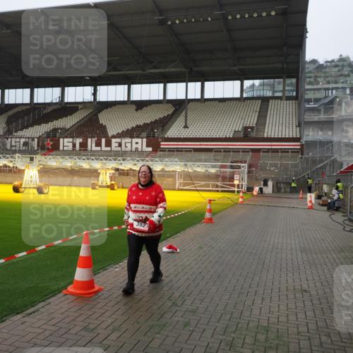 07.12.2025 - St. Pauli X-Mass-Run No. 15 Fabian Wolf http://msf.ph/oto/9366679 07.12.2025 10:20:54 Ziel 392, 1016, 1076, 1466, 2799, 4517 meine-sportfotos.de
