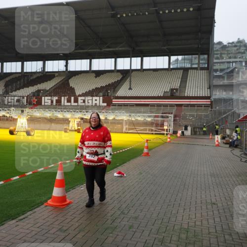 07.12.2025 - St. Pauli X-Mass-Run No. 15 Fabian Wolf http://msf.ph/oto/9366682 07.12.2025 10:20:54 Ziel 392, 1016, 1076, 1466, 2799, 4517 meine-sportfotos.de