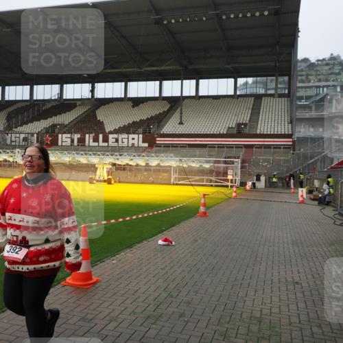 07.12.2025 - St. Pauli X-Mass-Run No. 15 Fabian Wolf http://msf.ph/oto/9366697 07.12.2025 10:20:55 Ziel 392, 2799, 4517 meine-sportfotos.de