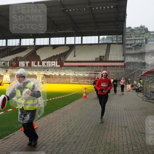 07.12.2025 - St. Pauli X-Mass-Run No. 15 Fabian Wolf http://msf.ph/oto/9366699 07.12.2025 10:21:07 Ziel 1386, 1407, 1898, 1900, 2565, 3984, 4338 meine-sportfotos.de