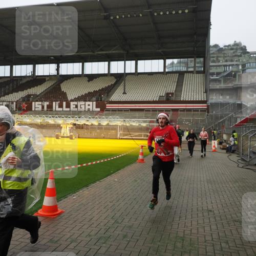07.12.2025 - St. Pauli X-Mass-Run No. 15 Fabian Wolf http://msf.ph/oto/9366701 07.12.2025 10:21:07 Ziel 1386, 1407, 1898, 1900, 2565, 3984, 4338 meine-sportfotos.de