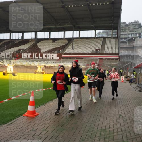 07.12.2025 - St. Pauli X-Mass-Run No. 15 Fabian Wolf http://msf.ph/oto/9366716 07.12.2025 10:21:10 Ziel 1386, 1407, 1898, 1900, 2565, 3984, 4338 meine-sportfotos.de