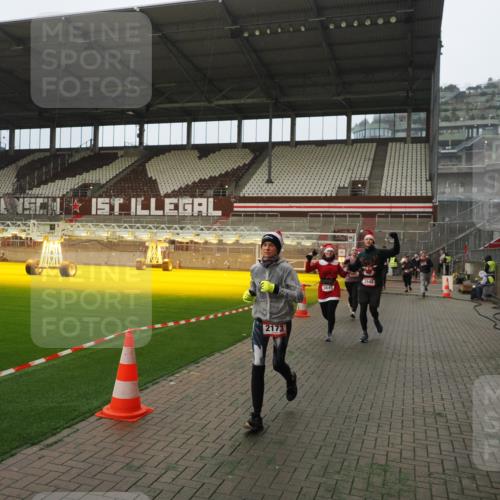 07.12.2025 - St. Pauli X-Mass-Run No. 15 Fabian Wolf http://msf.ph/oto/9366766 07.12.2025 10:21:18 Ziel 1326, 1386, 1407, 1898, 1900, 2173, 2565, 3062, 3384, 3540, 3541, 3848, 3849, 3984, 4117, 4338 meine-sportfotos.de