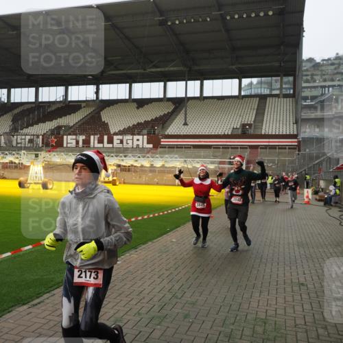 07.12.2025 - St. Pauli X-Mass-Run No. 15 Fabian Wolf http://msf.ph/oto/9366774 07.12.2025 10:21:19 Ziel 1326, 1386, 1407, 1898, 1900, 2173, 2565, 3062, 3384, 3540, 3541, 3848, 3849, 3984, 4117, 4338 meine-sportfotos.de