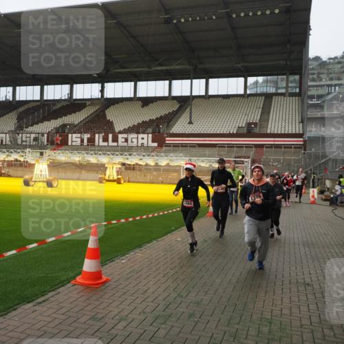 07.12.2025 - St. Pauli X-Mass-Run No. 15 Fabian Wolf http://msf.ph/oto/9366803 07.12.2025 10:21:23 Ziel 149, 270, 1326, 1386, 1407, 2173, 2565, 3062, 3091, 3384, 3540, 3541, 3848, 3849, 3984, 3988, 4117, 4338 meine-sportfotos.de