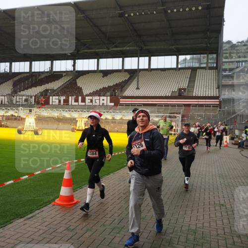 07.12.2025 - St. Pauli X-Mass-Run No. 15 Fabian Wolf http://msf.ph/oto/9366811 07.12.2025 10:21:24 Ziel 149, 270, 1326, 1407, 2173, 2927, 3062, 3091, 3384, 3540, 3541, 3848, 3849, 3984, 3988, 4117, 4338 meine-sportfotos.de