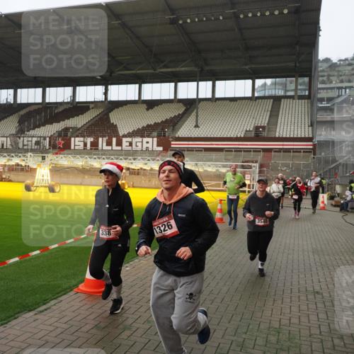 07.12.2025 - St. Pauli X-Mass-Run No. 15 Fabian Wolf http://msf.ph/oto/9366813 07.12.2025 10:21:24 Ziel 149, 270, 1326, 1407, 2173, 2927, 3062, 3091, 3384, 3540, 3541, 3848, 3849, 3984, 3988, 4117, 4338 meine-sportfotos.de