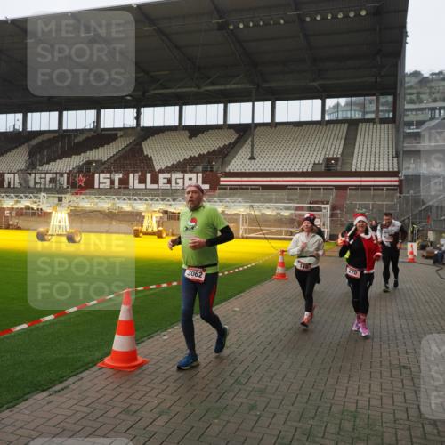 07.12.2025 - St. Pauli X-Mass-Run No. 15 Fabian Wolf http://msf.ph/oto/9366831 07.12.2025 10:21:27 Ziel 149, 270, 1326, 2173, 2927, 2997, 3062, 3091, 3384, 3540, 3541, 3848, 3849, 3988, 4117, 4169, 4170 meine-sportfotos.de