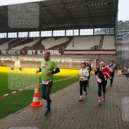 07.12.2025 - St. Pauli X-Mass-Run No. 15 Fabian Wolf http://msf.ph/oto/9366835 07.12.2025 10:21:28 Ziel 149, 270, 1326, 2173, 2927, 2997, 3062, 3091, 3384, 3540, 3541, 3848, 3849, 3988, 4117, 4169, 4170 meine-sportfotos.de
