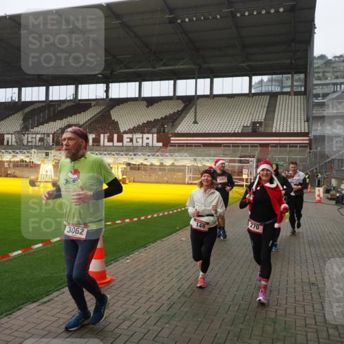 07.12.2025 - St. Pauli X-Mass-Run No. 15 Fabian Wolf http://msf.ph/oto/9366839 07.12.2025 10:21:28 Ziel 149, 270, 1326, 2173, 2927, 2997, 3062, 3091, 3384, 3540, 3541, 3848, 3849, 3988, 4117, 4169, 4170 meine-sportfotos.de