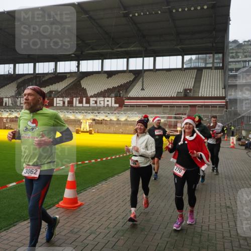 07.12.2025 - St. Pauli X-Mass-Run No. 15 Fabian Wolf http://msf.ph/oto/9366842 07.12.2025 10:21:28 Ziel 149, 270, 1326, 2173, 2927, 2997, 3062, 3091, 3384, 3540, 3541, 3848, 3849, 3988, 4117, 4169, 4170 meine-sportfotos.de