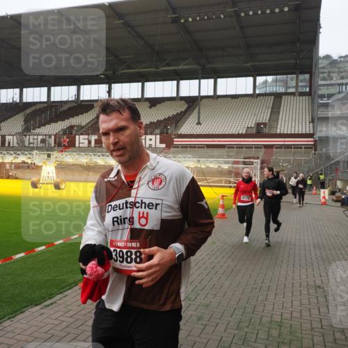 07.12.2025 - St. Pauli X-Mass-Run No. 15 Fabian Wolf http://msf.ph/oto/9366870 07.12.2025 10:21:31 Ziel 149, 270, 1326, 2173, 2927, 2997, 3062, 3091, 3384, 3540, 3541, 3848, 3849, 3988, 4117, 4158, 4169, 4170 meine-sportfotos.de
