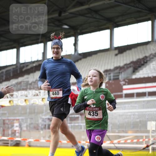07.12.2025 - St. Pauli X-Mass-Run No. 15 Patografie http://msf.ph/oto/9366883 07.12.2025 11:00:21 Ziel 225, 435, 440, 611, 985, 988, 1721, 3952, 4478, 4793 meine-sportfotos.de