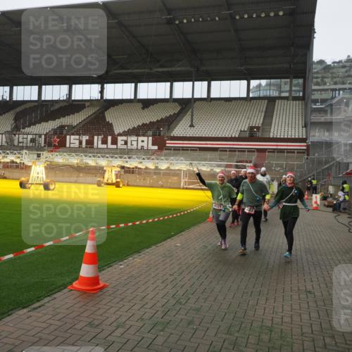 07.12.2025 - St. Pauli X-Mass-Run No. 15 Fabian Wolf http://msf.ph/oto/9366956 07.12.2025 10:21:58 Ziel 1488, 2944, 2945, 3999, 4000, 4321, 4322, 4323, 4415 meine-sportfotos.de