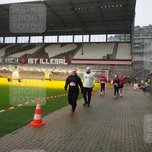 07.12.2025 - St. Pauli X-Mass-Run No. 15 Fabian Wolf http://msf.ph/oto/9366992 07.12.2025 10:22:03 Ziel 1371, 1488, 2944, 2945, 3999, 4000, 4321, 4322, 4323, 4415 meine-sportfotos.de