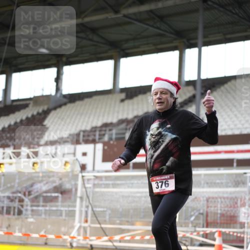 07.12.2025 - St. Pauli X-Mass-Run No. 15 Patografie http://msf.ph/oto/9366993 07.12.2025 11:01:36 Ziel 336, 376, 766, 1045, 1048, 1067, 1367, 1615, 2251 meine-sportfotos.de