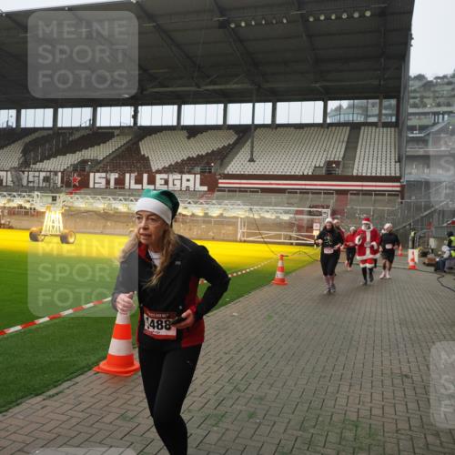 07.12.2025 - St. Pauli X-Mass-Run No. 15 Fabian Wolf http://msf.ph/oto/9367026 07.12.2025 10:22:08 Ziel 1371, 1488, 2817, 2818, 2819, 2945, 3431, 3736, 3999, 4000, 4321, 4322, 4323, 4415 meine-sportfotos.de