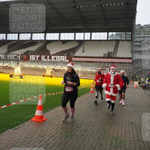 07.12.2025 - St. Pauli X-Mass-Run No. 15 Fabian Wolf http://msf.ph/oto/9367031 07.12.2025 10:22:11 Ziel 1371, 1488, 2817, 2818, 2819, 3431, 3736, 3999, 4000, 4321, 4322, 4323, 4415, 4774 meine-sportfotos.de
