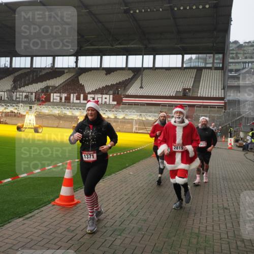 07.12.2025 - St. Pauli X-Mass-Run No. 15 Fabian Wolf http://msf.ph/oto/9367035 07.12.2025 10:22:11 Ziel 1371, 1488, 2817, 2818, 2819, 3431, 3736, 3999, 4000, 4321, 4322, 4323, 4415, 4774 meine-sportfotos.de