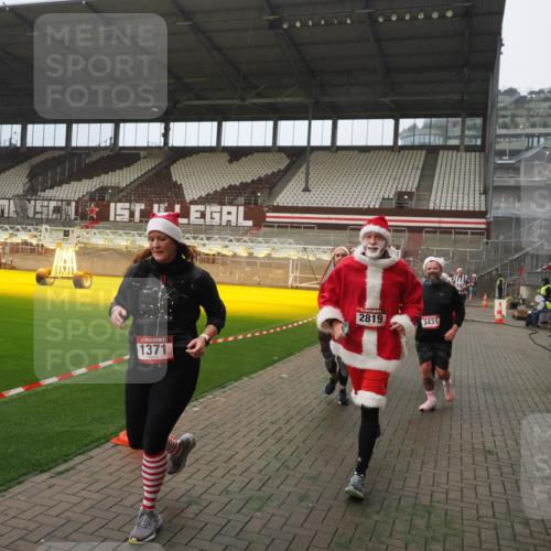 07.12.2025 - St. Pauli X-Mass-Run No. 15 Fabian Wolf http://msf.ph/oto/9367037 07.12.2025 10:22:11 Ziel 1371, 1488, 2817, 2818, 2819, 3431, 3736, 3999, 4000, 4321, 4322, 4323, 4415, 4774 meine-sportfotos.de