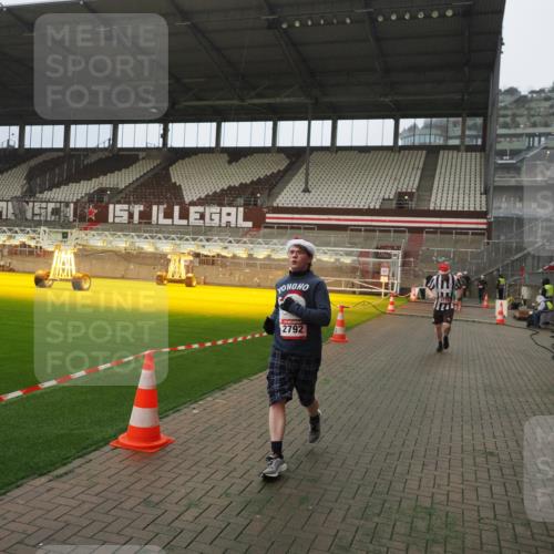 07.12.2025 - St. Pauli X-Mass-Run No. 15 Fabian Wolf http://msf.ph/oto/9367069 07.12.2025 10:22:15 Ziel 1371, 1488, 2184, 2817, 2818, 2819, 3431, 3736, 3999, 4000, 4415, 4774 meine-sportfotos.de