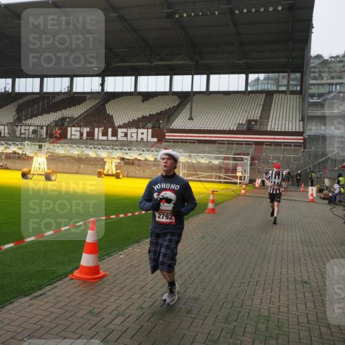 07.12.2025 - St. Pauli X-Mass-Run No. 15 Fabian Wolf http://msf.ph/oto/9367071 07.12.2025 10:22:15 Ziel 1371, 1488, 2184, 2817, 2818, 2819, 3431, 3736, 3999, 4000, 4415, 4774 meine-sportfotos.de