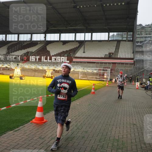 07.12.2025 - St. Pauli X-Mass-Run No. 15 Fabian Wolf http://msf.ph/oto/9367073 07.12.2025 10:22:15 Ziel 1371, 1488, 2184, 2817, 2818, 2819, 3431, 3736, 3999, 4000, 4415, 4774 meine-sportfotos.de