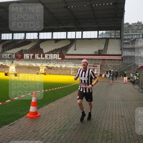 07.12.2025 - St. Pauli X-Mass-Run No. 15 Fabian Wolf http://msf.ph/oto/9367075 07.12.2025 10:22:17 Ziel 1371, 2184, 2817, 2818, 2819, 3431, 3736, 3999, 4000, 4774 meine-sportfotos.de
