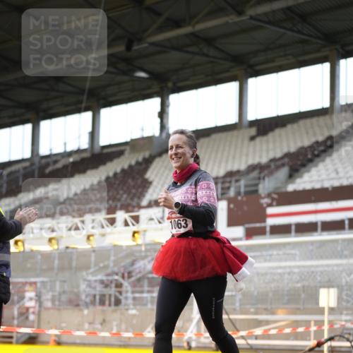 07.12.2025 - St. Pauli X-Mass-Run No. 15 Patografie http://msf.ph/oto/9367085 07.12.2025 11:02:36 Ziel 20, 25, 542, 547, 746, 747, 749, 751, 1063 meine-sportfotos.de