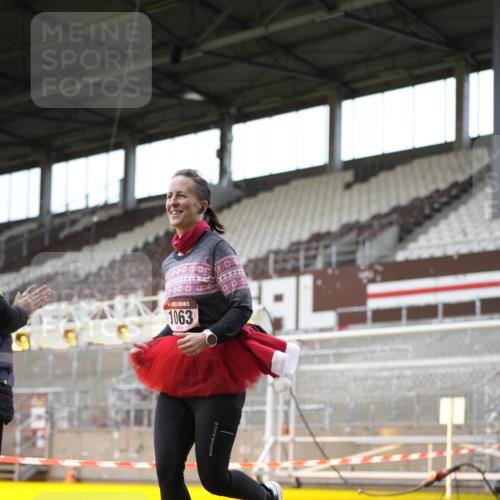 07.12.2025 - St. Pauli X-Mass-Run No. 15 Patografie http://msf.ph/oto/9367087 07.12.2025 11:02:36 Ziel 20, 25, 542, 547, 746, 747, 749, 751, 1063 meine-sportfotos.de