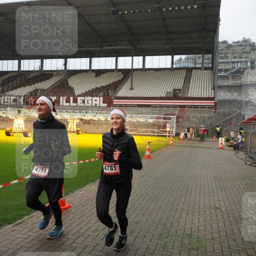 07.12.2025 - St. Pauli X-Mass-Run No. 15 Fabian Wolf http://msf.ph/oto/9367104 07.12.2025 10:22:25 Ziel 2184, 2817, 2818, 3431, 4771, 4774, 4781 meine-sportfotos.de