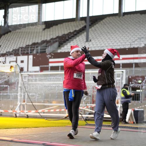 07.12.2025 - St. Pauli X-Mass-Run No. 15 Patografie http://msf.ph/oto/9367185 07.12.2025 11:03:23 Ziel 61, 64, 102, 109, 186, 853, 1850 meine-sportfotos.de