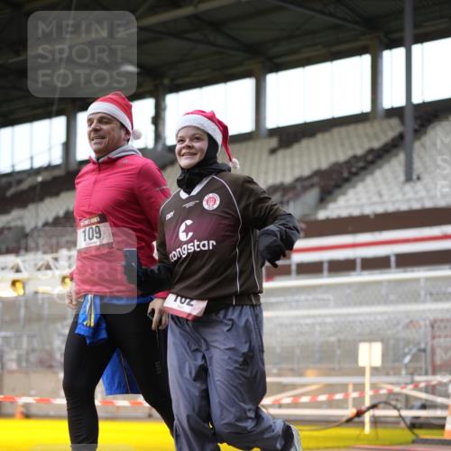 07.12.2025 - St. Pauli X-Mass-Run No. 15 Patografie http://msf.ph/oto/9367193 07.12.2025 11:03:24 Ziel 61, 64, 102, 109, 186, 853, 1850 meine-sportfotos.de