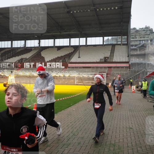 07.12.2025 - St. Pauli X-Mass-Run No. 15 Fabian Wolf http://msf.ph/oto/9367199 07.12.2025 10:22:48 Ziel 794, 3780, 4287, 4407, 4411, 4419, 4509, 4539 meine-sportfotos.de