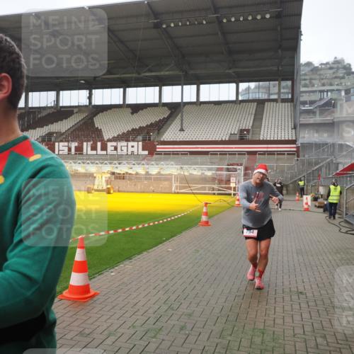 07.12.2025 - St. Pauli X-Mass-Run No. 15 Fabian Wolf http://msf.ph/oto/9367215 07.12.2025 10:22:51 Ziel 794, 2638, 3780, 4287, 4407, 4411, 4419, 4509, 4539 meine-sportfotos.de