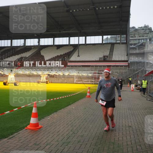 07.12.2025 - St. Pauli X-Mass-Run No. 15 Fabian Wolf http://msf.ph/oto/9367219 07.12.2025 10:22:51 Ziel 794, 2638, 3780, 4287, 4407, 4411, 4419, 4509, 4539 meine-sportfotos.de