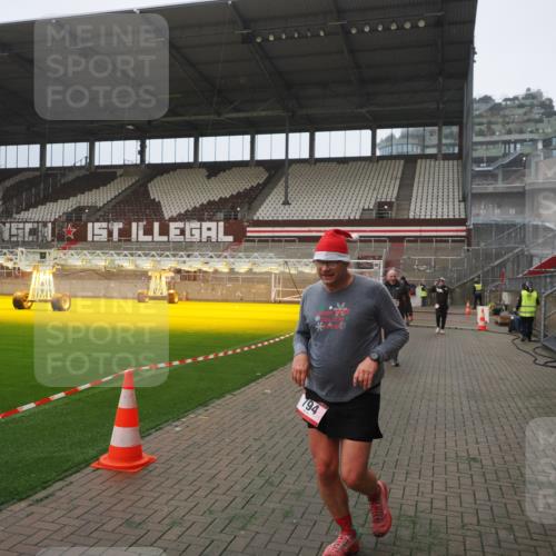 07.12.2025 - St. Pauli X-Mass-Run No. 15 Fabian Wolf http://msf.ph/oto/9367228 07.12.2025 10:22:52 Ziel 794, 2638, 3780, 4287, 4407, 4411, 4419, 4509, 4539 meine-sportfotos.de