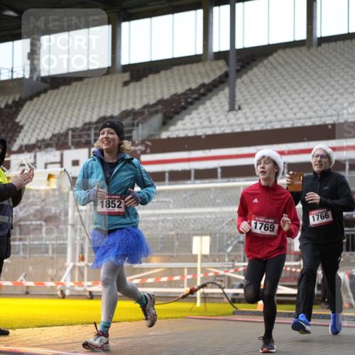 07.12.2025 - St. Pauli X-Mass-Run No. 15 Patografie http://msf.ph/oto/9367264 07.12.2025 11:04:14 Ziel 126, 215, 216, 285, 305, 700, 702, 734, 740, 764, 1200, 1252, 1254, 1401, 1695, 1766, 1769, 1852, 1854, 1856 meine-sportfotos.de