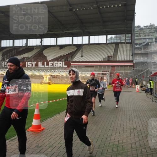 07.12.2025 - St. Pauli X-Mass-Run No. 15 Fabian Wolf http://msf.ph/oto/9367284 07.12.2025 10:23:04 Ziel 1996, 2123, 2304, 2638, 3780, 4287 meine-sportfotos.de