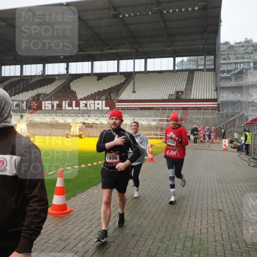 07.12.2025 - St. Pauli X-Mass-Run No. 15 Fabian Wolf http://msf.ph/oto/9367287 07.12.2025 10:23:05 Ziel 1996, 2123, 2304, 2638, 3078, 3079 meine-sportfotos.de