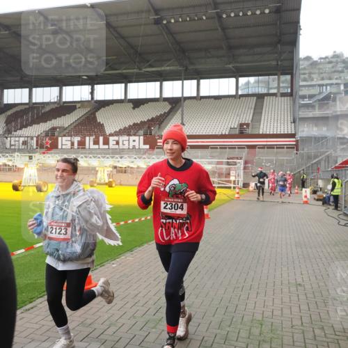 07.12.2025 - St. Pauli X-Mass-Run No. 15 Fabian Wolf http://msf.ph/oto/9367292 07.12.2025 10:23:06 Ziel 1996, 2123, 2304, 2508, 2511, 2638, 3078, 3079 meine-sportfotos.de