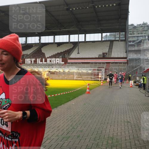 07.12.2025 - St. Pauli X-Mass-Run No. 15 Fabian Wolf http://msf.ph/oto/9367295 07.12.2025 10:23:06 Ziel 1996, 2123, 2304, 2508, 2511, 2638, 3078, 3079 meine-sportfotos.de