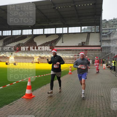 07.12.2025 - St. Pauli X-Mass-Run No. 15 Fabian Wolf http://msf.ph/oto/9367299 07.12.2025 10:23:10 Ziel 1996, 2123, 2304, 2508, 2511, 2638, 3052, 3078, 3079 meine-sportfotos.de