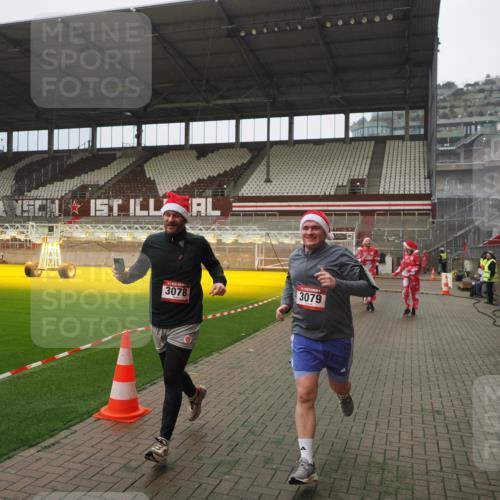 07.12.2025 - St. Pauli X-Mass-Run No. 15 Fabian Wolf http://msf.ph/oto/9367301 07.12.2025 10:23:11 Ziel 1996, 2123, 2304, 2508, 2511, 2638, 3052, 3078, 3079 meine-sportfotos.de