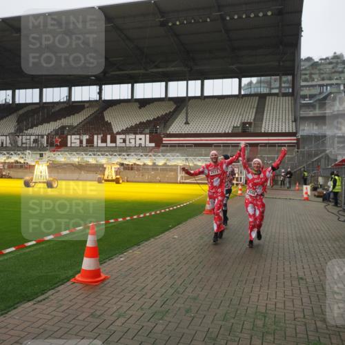 07.12.2025 - St. Pauli X-Mass-Run No. 15 Fabian Wolf http://msf.ph/oto/9367306 07.12.2025 10:23:13 Ziel 1996, 2123, 2304, 2508, 2511, 3052, 3078, 3079 meine-sportfotos.de